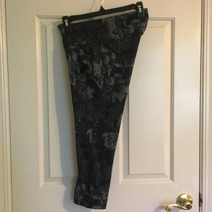 Old Navy Mid-Rise Compression Crop (Medium)